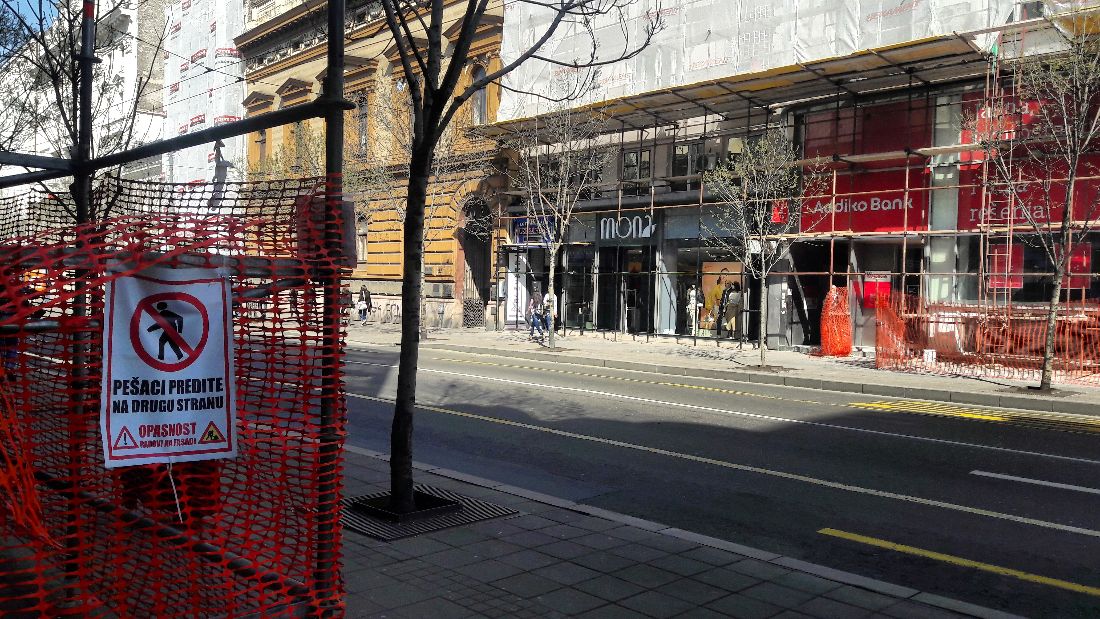 Obaveštenje pešacima da pređu na drugu stranu ulice na kojoj su takođe radovi, Foto: BIRN